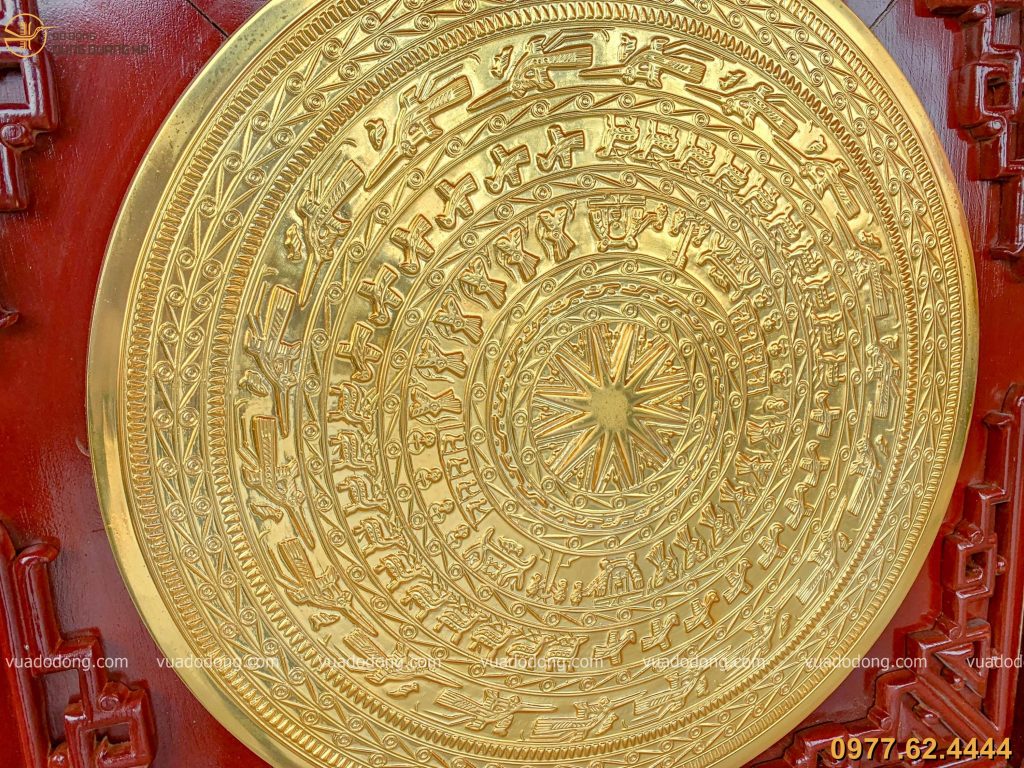 Tranh mặt trống đồng đỏ mạ vàng với họa tiết tinh tế