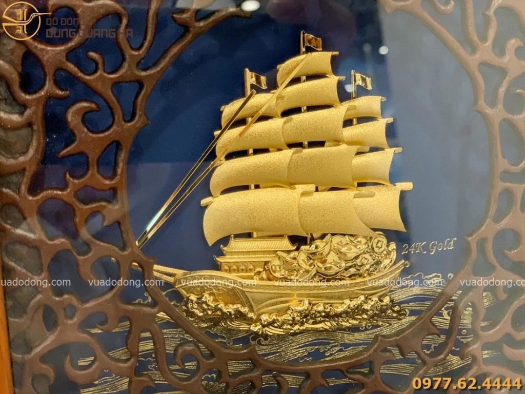 Tranh lưu niệm thuyền buồm mạ vàng với thiết kế độc đáo