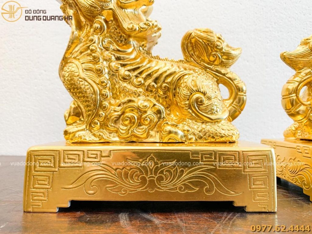 Tượng nghê ngà voi bằng đồng đỏ dát vàng với các chi tiết tinh tế