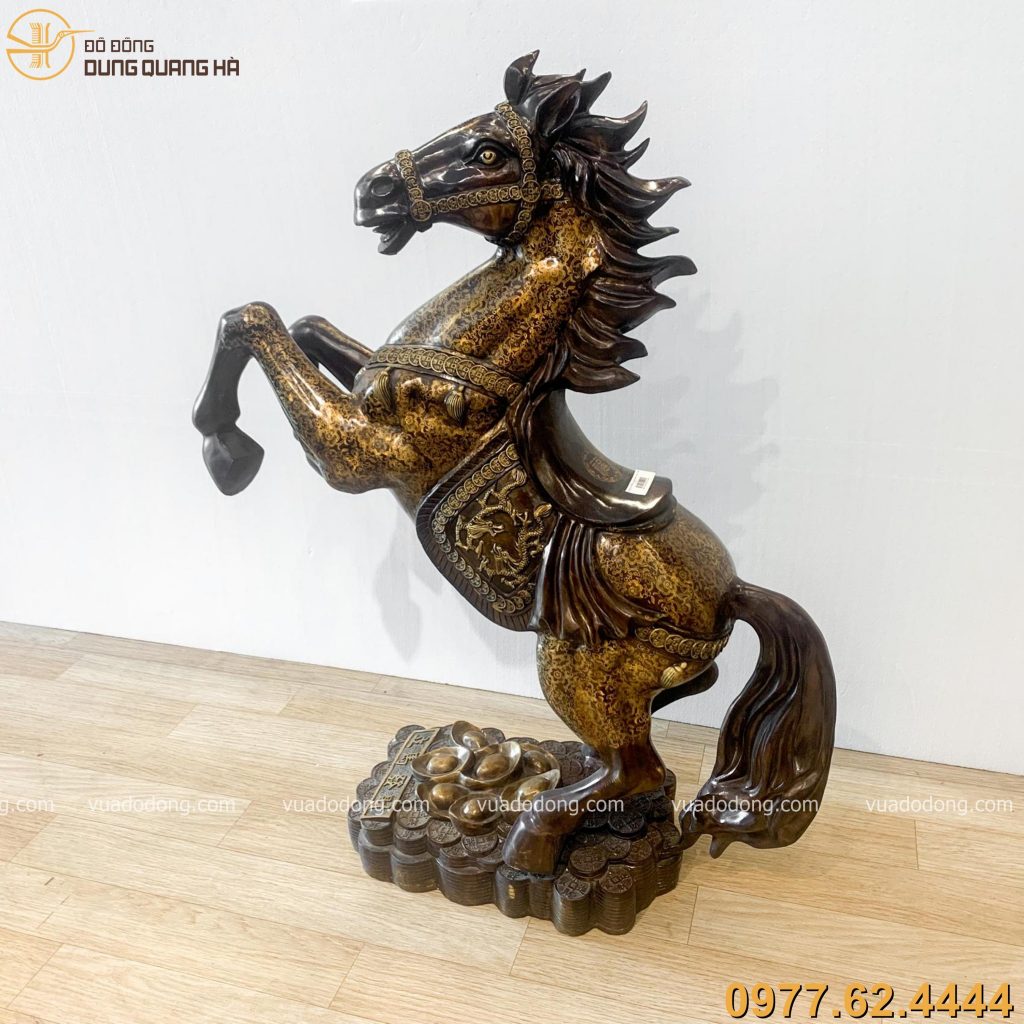 Tượng ngựa hí bằng đồng vàng hun nâu với tạo hình độc đáo
