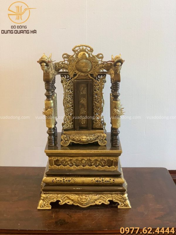 Ngai thờ bằng đồng vàng cao 68cm và bài vị cửu huyền thất tổ cao 40cm x 20 cm