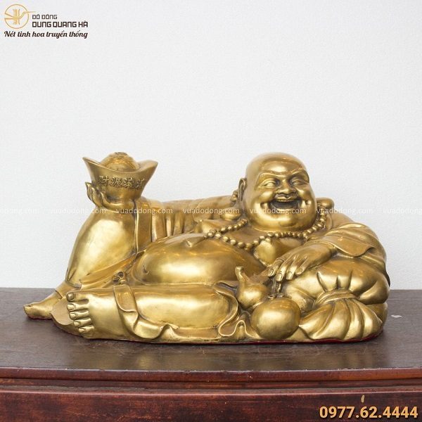 Tượng Phật Di Lặc bằng đồng vàng nâng kim nguyên bảo 28x60cm