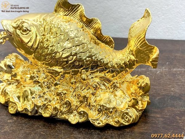 Tượng cá chép hoa sen độc đáo bằng đồng vàng mạ vàng 13x18cm