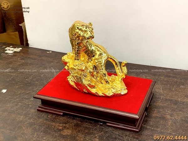 Tượng con Hổ đứng trên đá bằng đồng vàng mạ vàng 22x20cm