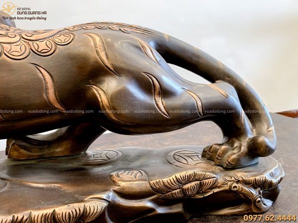 Tượng Hổ phong thủy bằng đồng hun làm màu độc đáo 61x35cm