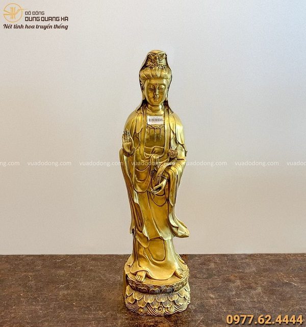 Tượng Quan Thế Âm Bồ Tát bằng đồng vàng kích thước 62x16cm
