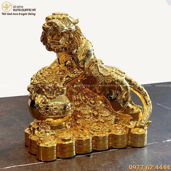 Tượng Hổ tài lộc ôm hũ tiền bằng đồng mạ vàng 24k độc đáo