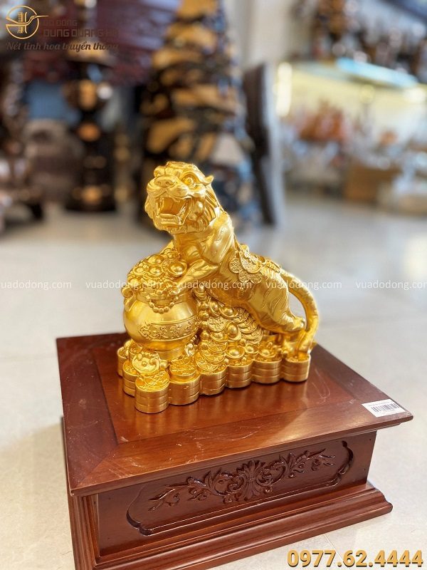 Tượng Hổ tài lộc ôm hũ tiền bằng đồng vàng dát vàng 20x20 cm