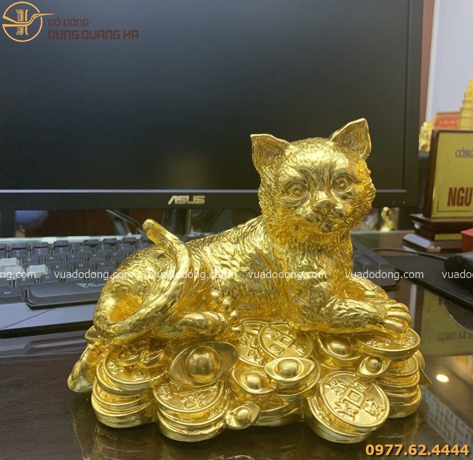 Tượng mèo nằm trên tiền vàng dát vàng 9999 chiều cao 14cm, ngang 20cm