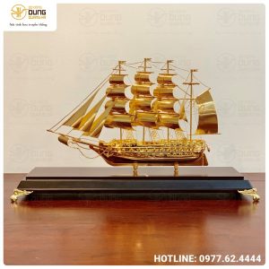 Thuyền buồm mạ vàng 24k