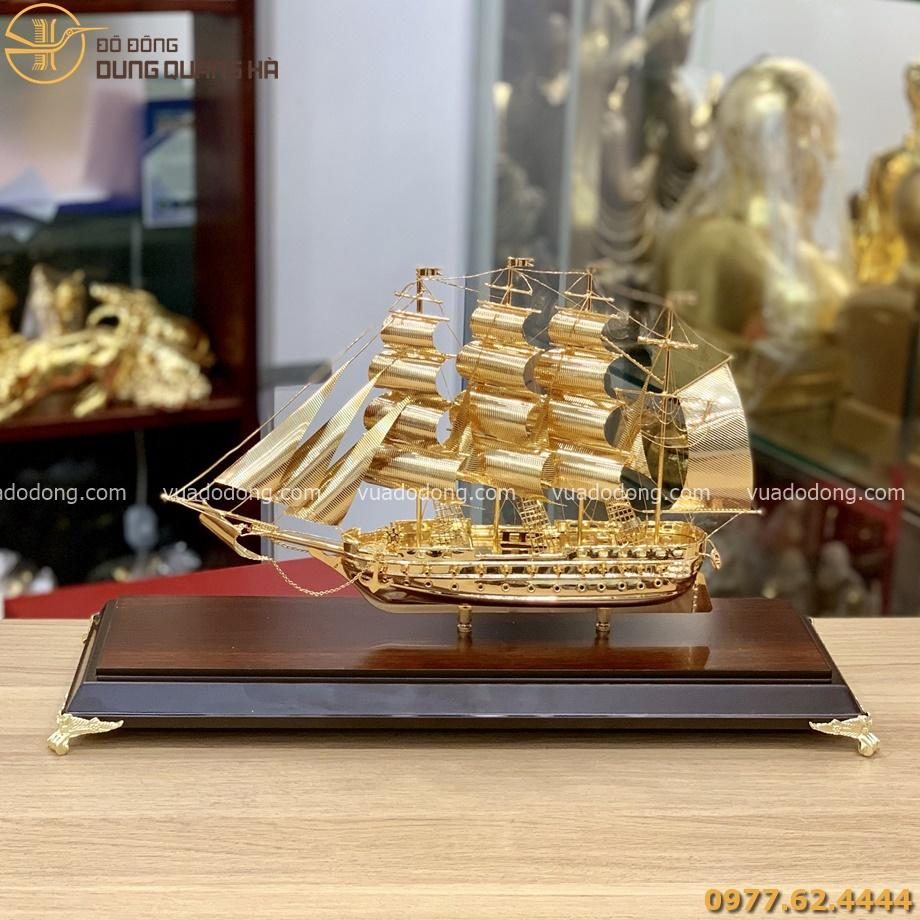 Thuyền buồm mạ vàng 24k đặt trên đế gỗ