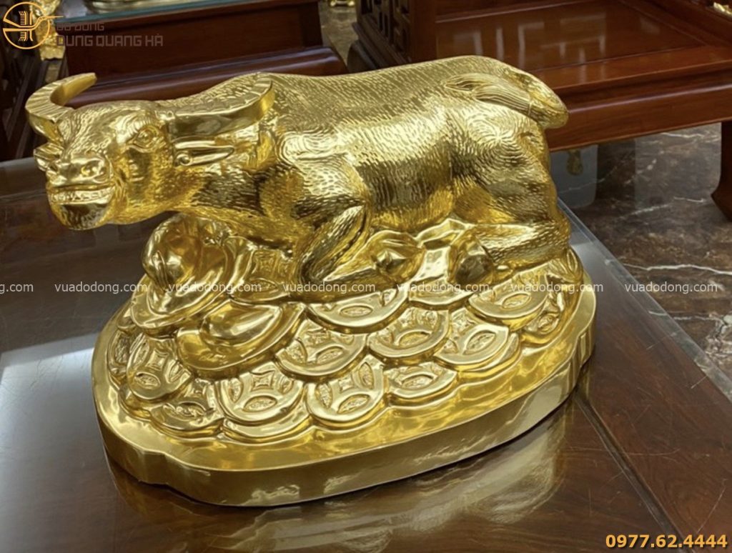 Tượng trâu bằng đồng dát vàng 9999 chiều ngang 40 cm