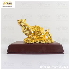 Tượng chuột kéo túi tiền mạ vàng 24k