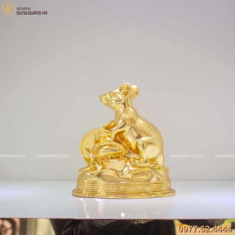 tượng chuột ôm tiền xu thếp vàng có thiết kế độc đáo