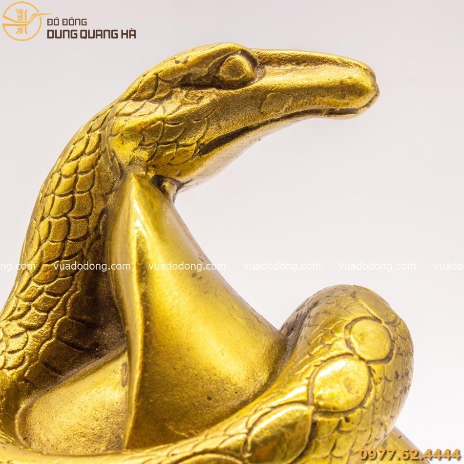 Tượng rắn cuốn thỏi vàng bằng đồng được thiết kế tỉ mỉ và tinh tế