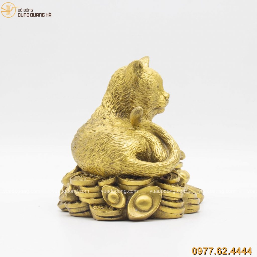Tượng mèo nằm trên tiền bằng đồng vàng 