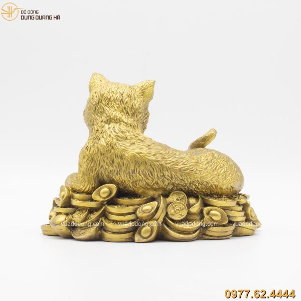 Tượng mèo nằm trên tiền bằng đồng vàng (4)