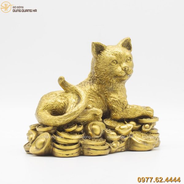 Tượng mèo nằm trên tiền bằng đồng vàng (5)