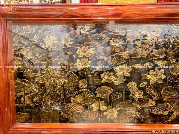 tranh hoa sen đồng vàng xước chìm giả cổ 2m3 x 1m2 (5)