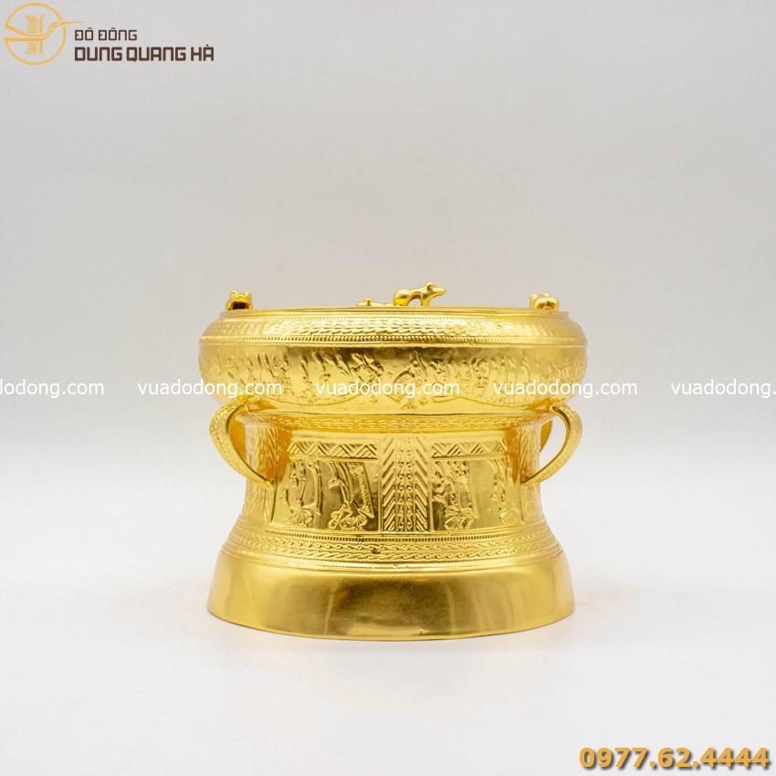 Trống nhỏ bằng đồng dát vàng là món quà giá trị, sang trọng
