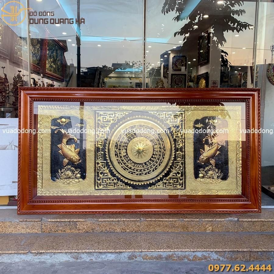 Tranh mặt trống kết hợp lý ngư vọng nguyệt đồng vàng nền sơn đen