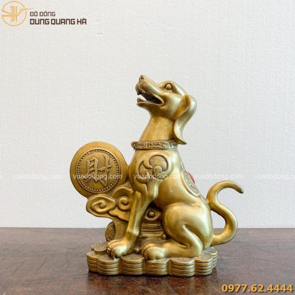 tượng chó bằng đồng vàng đứng cạnh đồng tiền chữ lộc cao 25cm (1)