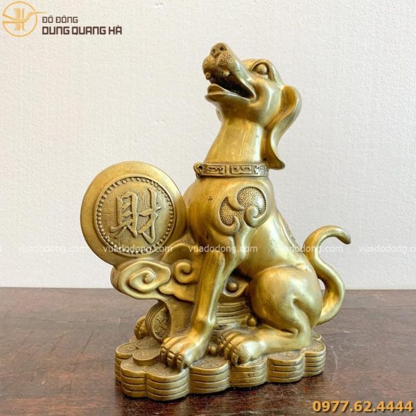 tượng chó bằng đồng vàng đứng cạnh đồng tiền chữ lộc cao 25cm (2)