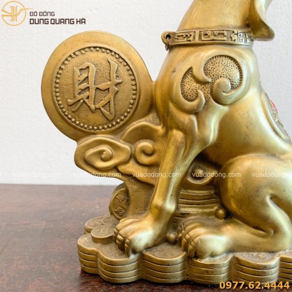 tượng chó bằng đồng vàng đứng cạnh đồng tiền chữ lộc cao 25cm (4)