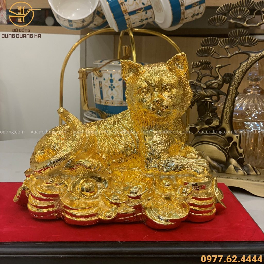 Mèo nằm trên tiền mạ vàng 22cm x 17cm