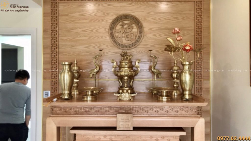 Bộ đồ thờ cúng bằng đồng cattut trưng bày trong không gian nhà khách 