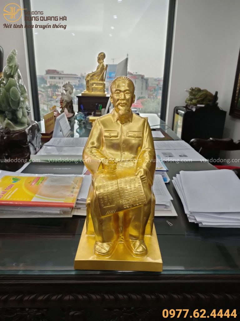 Giao bức tượng Bác Hồ dát vàng 9999 cho khách 