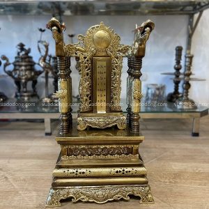 Ngai thờ đẹp hoa văn cổ kính cao 68cm bằng đồng vàng hun giả cổ