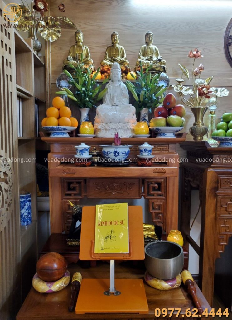 Bàn thờ Phật tại gia của khách 