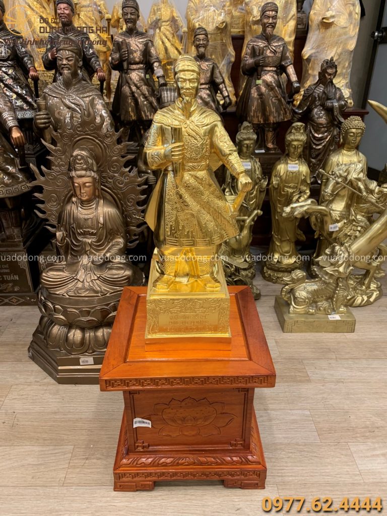 Bức tượng Trần Quốc Tuấn bằng đồng dát vàng 9999