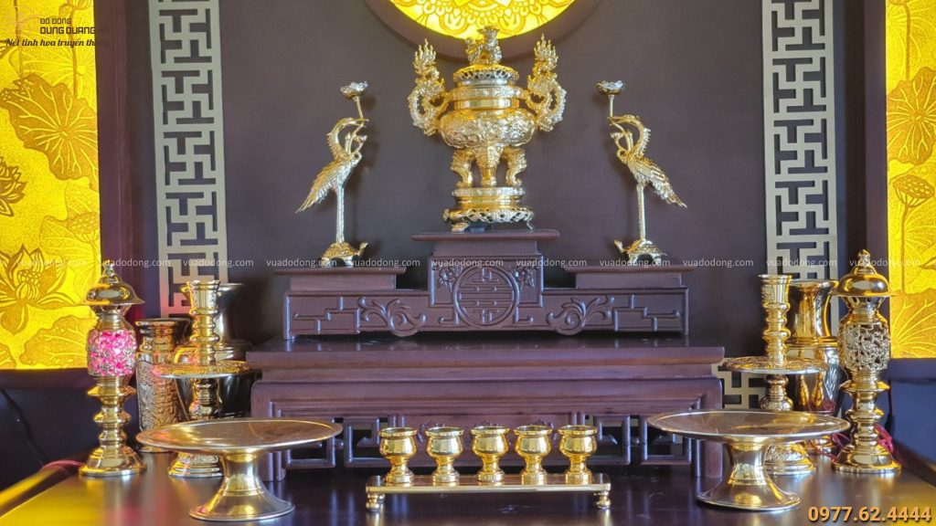 Bộ đồ thờ cúng mạ vàng 24k trên bàn thờ gia tiên  