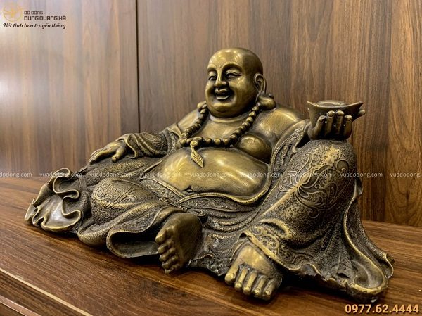 Tượng Phật Di Lặc mặc áo hoa ngồi tựa bị bằng đồng vàng 20x40cm