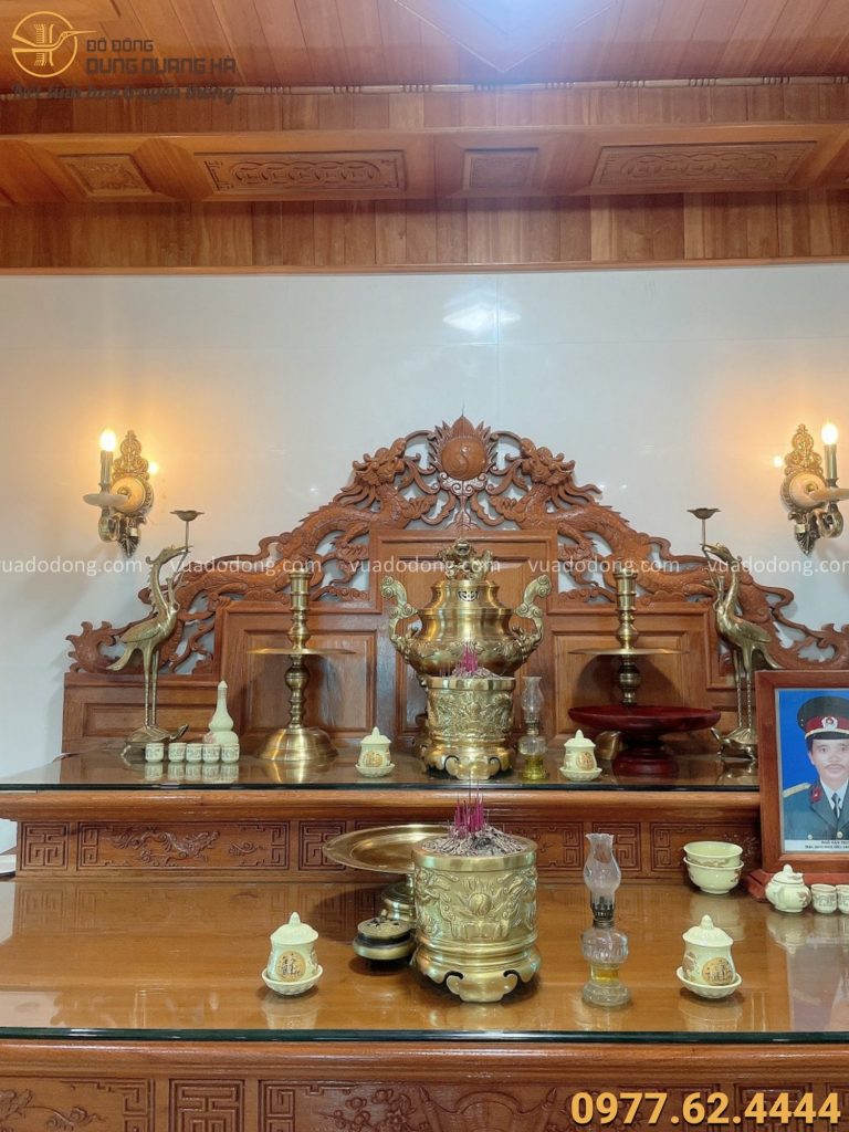 Bộ đồ thờ bằng đồng cattut trên bàn thờ gia tiên