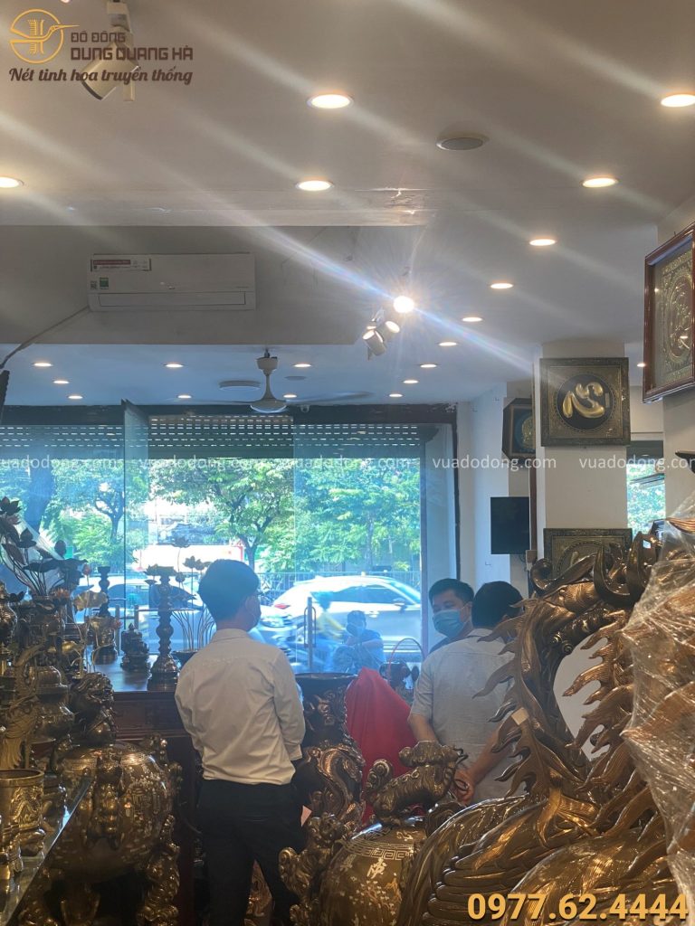 Khách đến tham quan và mua sắm tại Dung Quang Hà