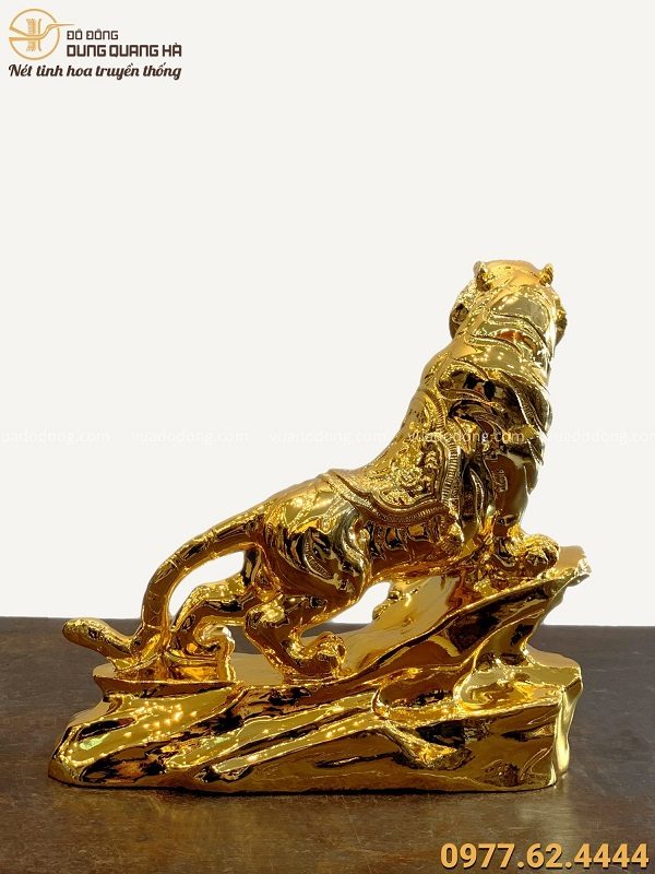 Tượng Hổ mạ vàng 24k đứng trên bệ đá tạo hình dũng mãnh