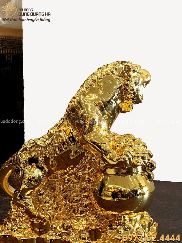 Tượng Hổ tài lộc ôm hũ tiền bằng đồng mạ vàng 24k độc đáo