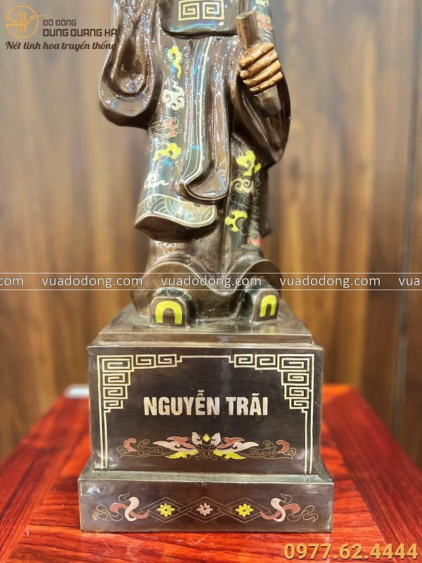 Tượng Nguyễn Trãi đứng trang nghiêm bằng đồng đỏ khảm tam khí cao 50 cm