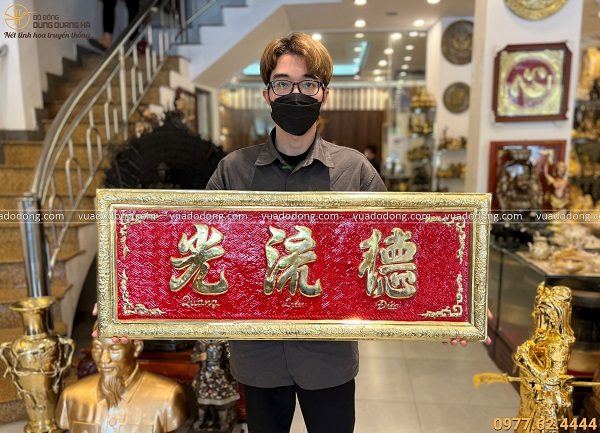Bức đại tự Đức Lưu Quang bằng đồng vàng sơn đỏ khổ 1m07x41cm