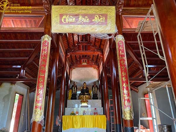Lắp đặt câu đối cao 3m3, hoành phi 2m55x1m06 đồng vàng 9999 tại chùa Bảo Đài, Lục Nam, Bắc Giang