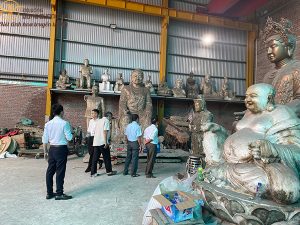 Khách về tham quan xưởng và showroom Nam Định