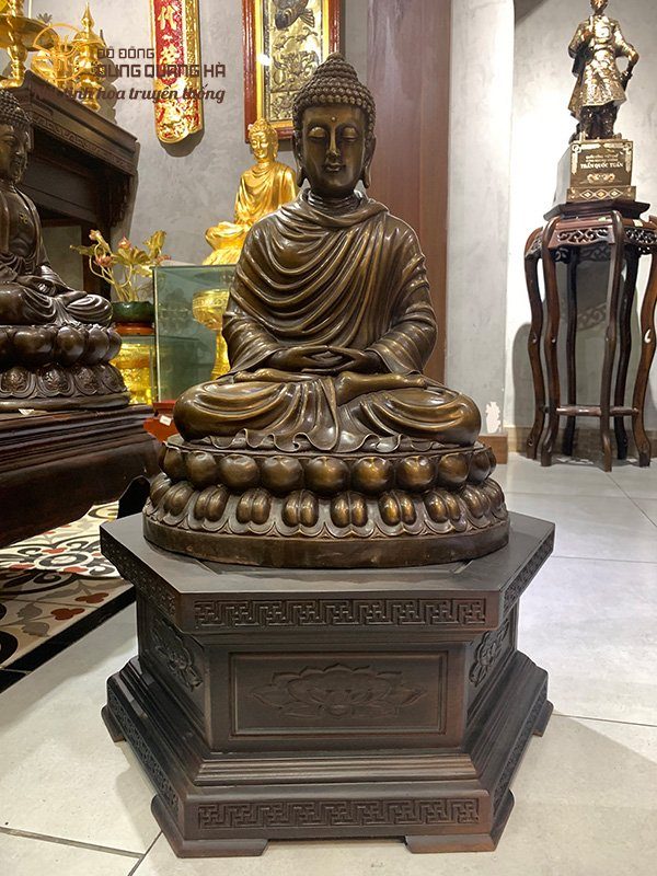 Khách đến cửa hàng mua bát hương và thỉnh tượng Phật
