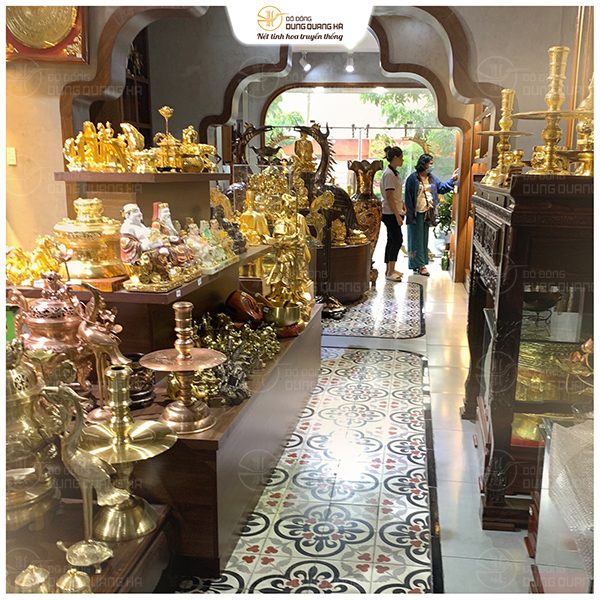 Ghé thăm không gian trưng bày “ đồ thờ tự tân thời” tại Sài Gòn hoa lệ