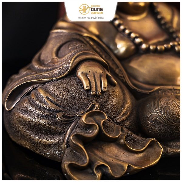 Tượng Phật Di Lặc đẹp khoác áo hoa tựa bị tiền bằng đồng vàng 21x40cm