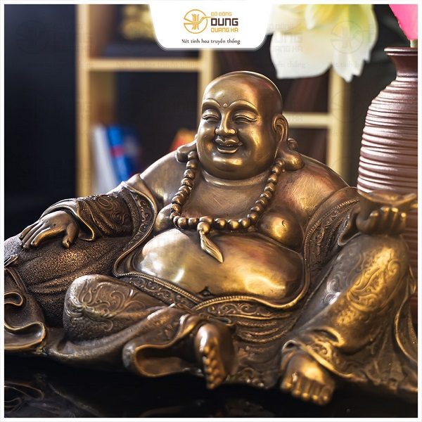 Tượng Phật Di Lặc đẹp khoác áo hoa tựa bị tiền bằng đồng vàng 21x40cm