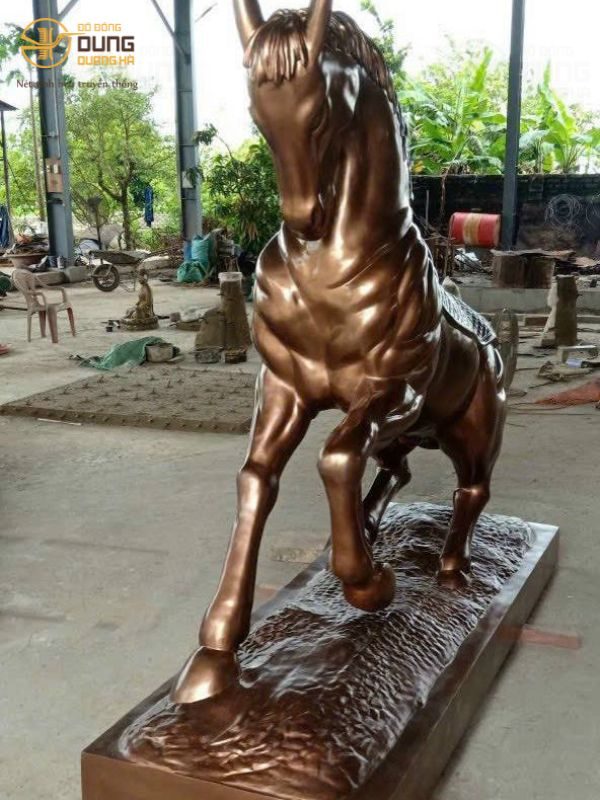 Bàn giao & lắp đặt tượng linh vật ngựa bằng đồng đỏ nguyên khối 1050kg theo yêu cầu của khách Quận Tân Bình