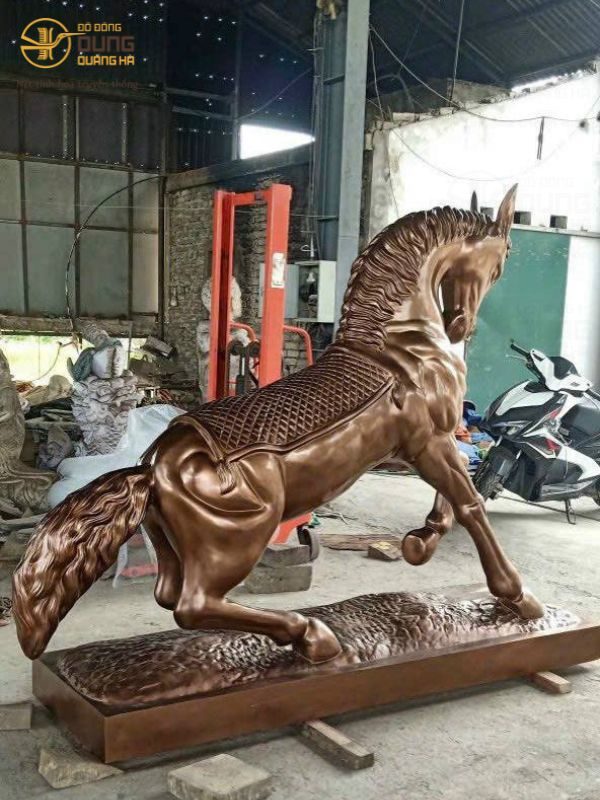 Bàn giao & lắp đặt tượng linh vật ngựa bằng đồng đỏ nguyên khối 1050kg theo yêu cầu của khách Quận Tân Bình